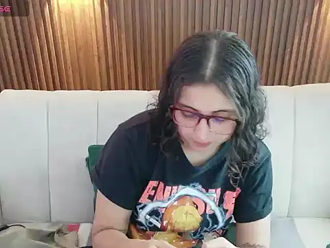 Snapshot of feelena_mysoull chatting on May 29, 2026, 2:26 pm feelena mysoull online show from May 29, 2026, 2:26 pm