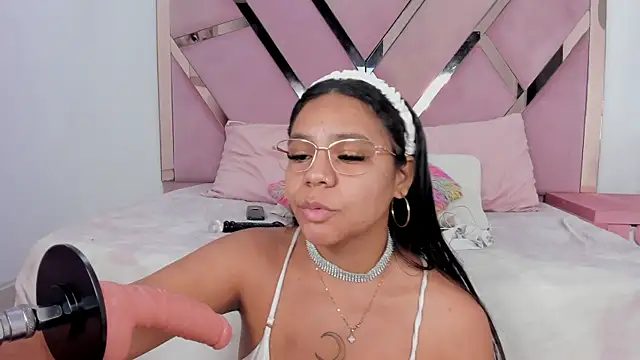 Snapshot of Chloe_ht chatting on June 12, 2026, 12:37 pm Chloe ht online show from June 12, 2026, 12:37 pm