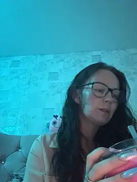 Snapshot of Luna-Vale chatting on May 27, 2026, 10:29 pm Luna-Vale online show from May 27, 2026, 10:29 pm