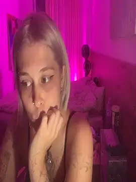 Snapshot of Ella_Bloom chatting on May 28, 2026, 7:33 pm Ella Bloom online show from May 28, 2026, 7:33 pm