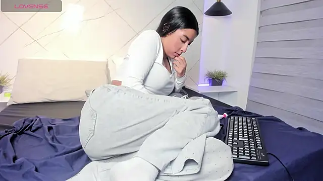 Snapshot of SARAH_COLLENS_ chatting on July 4, 2026, 11:33 pm SARAH COLLENS online show from July 4, 2026, 11:33 pm