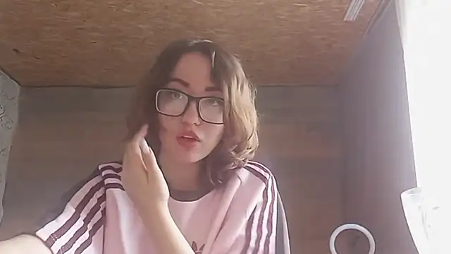 Snapshot of OliviaMoment chatting on June 20, 2026, 8:17 am OliviaMoment online show from June 20, 2026, 8:17 am