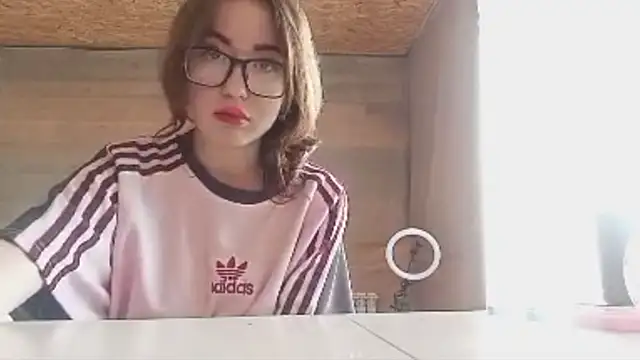 Snapshot of OliviaMoment chatting on June 25, 2026, 10:42 am OliviaMoment online show from June 25, 2026, 10:42 am