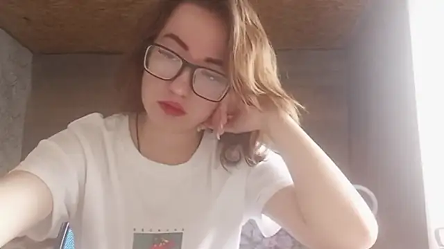 Snapshot of OliviaMoment chatting on June 26, 2026, 9:03 am OliviaMoment online show from June 26, 2026, 9:03 am