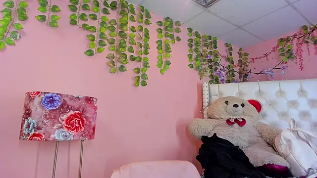 Snapshot of valentinee_xo chatting on June 16, 2026, 12:46 am valentinee xo online show from June 16, 2026, 12:46 am