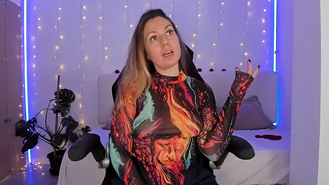 LindaWhite  online show from December 2, 2025, 4:57 pm