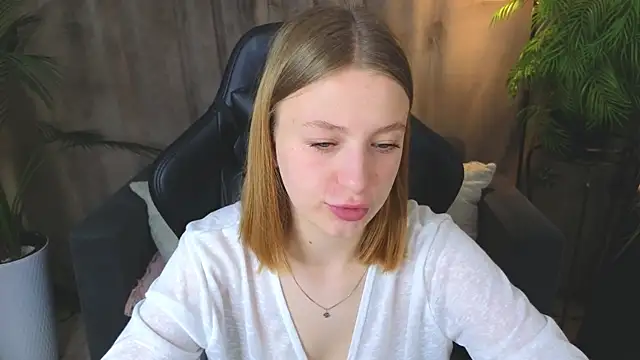 Snapshot of BeatriceLoven chatting on June 27, 2026, 7:13 am BeatriceLoven online show from June 27, 2026, 7:13 am