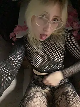 Snapshot of xp_blondie chatting on June 26, 2026, 7:29 pm xp blondie online show from June 26, 2026, 7:29 pm