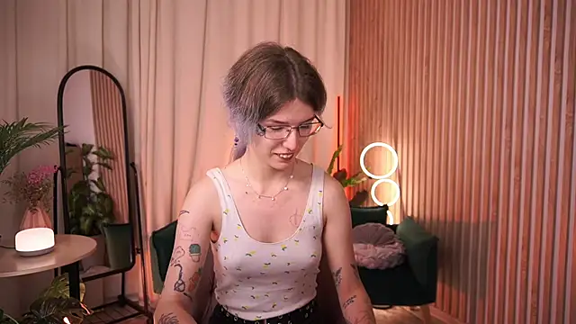 Snapshot of Lain_Root chatting on July 13, 2026, 5:43 am Lain Root online show from July 13, 2026, 5:43 am