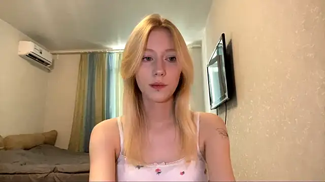 Snapshot of BossedFrog chatting on July 12, 2026, 12:18 pm BossedFrog online show from July 12, 2026, 12:18 pm