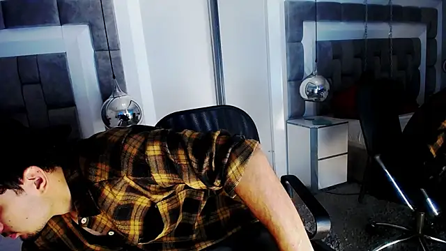 Snapshot of LucasThomson_ chatting on June 18, 2026, 4:02 am LucasThomson online show from June 18, 2026, 4:02 am