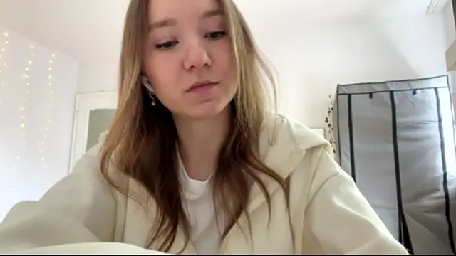 smalllisa online show from June 4, 2026, 9:04 am