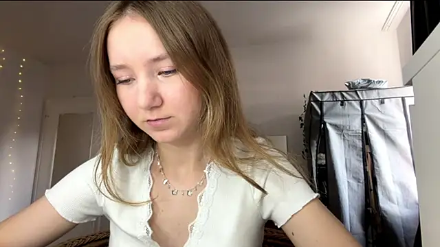 Snapshot of smalllisa chatting on July 19, 2026, 4:44 pm smalllisa online show from July 19, 2026, 4:44 pm