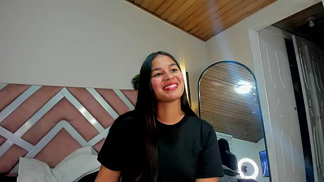 Snapshot of Layra_rous chatting on June 16, 2026, 3:53 am Layra rous online show from June 16, 2026, 3:53 am