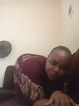 Snapshot of queen_with_ chatting on June 8, 2026, 12:38 pm queen with online show from June 8, 2026, 12:38 pm