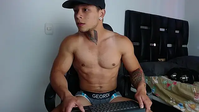Snapshot of Erosscott_ chatting on June 23, 2026, 8:40 pm Erosscott online show from June 23, 2026, 8:40 pm