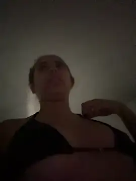 Snapshot of Issie_01 chatting on June 30, 2026, 3:18 am Issie 01 online show from June 30, 2026, 3:18 am
