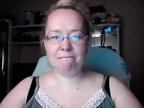 Snapshot of Viola27 chatting on June 11, 2026, 4:49 pm Viola27 online show from June 11, 2026, 4:49 pm