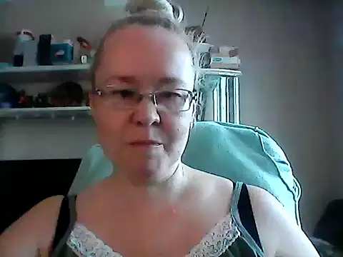Snapshot of Viola27 chatting on June 14, 2026, 7:43 am Viola27 online show from June 14, 2026, 7:43 am