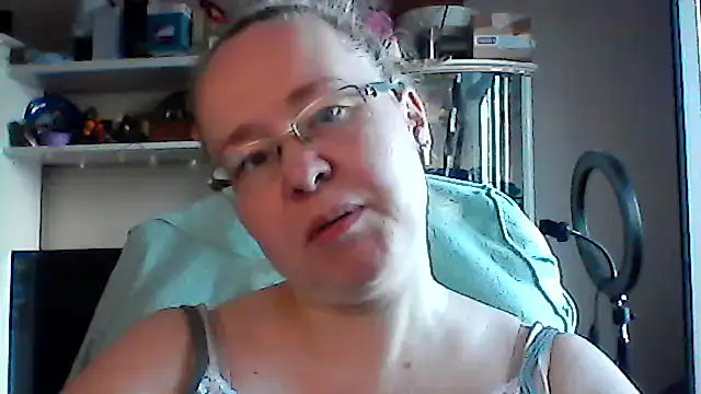 Snapshot of Viola27 chatting on June 21, 2026, 10:18 am Viola27 online show from June 21, 2026, 10:18 am