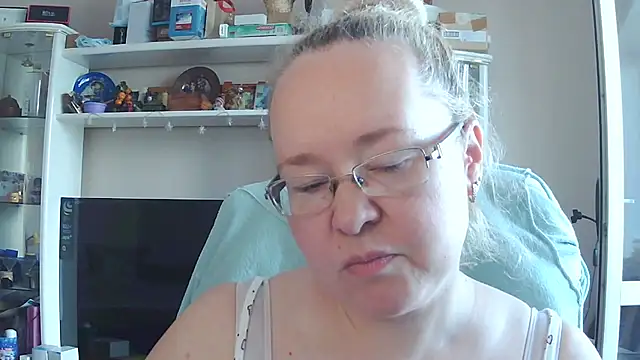 Snapshot of Viola27 chatting on July 4, 2026, 9:15 am Viola27 online show from July 4, 2026, 9:15 am