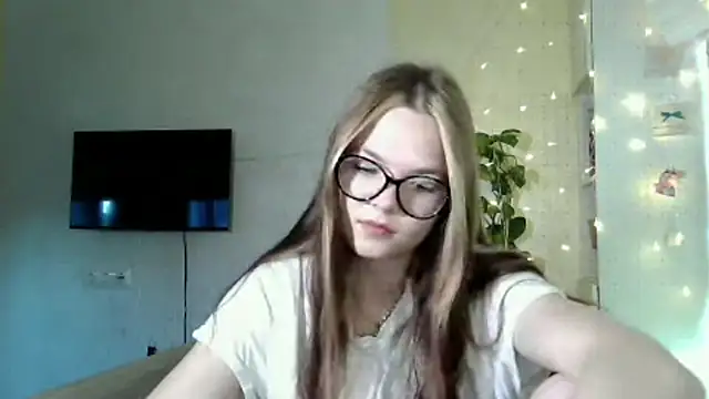 Snapshot of AvrilGillig chatting on June 18, 2026, 1:04 pm AvrilGillig online show from June 18, 2026, 1:04 pm