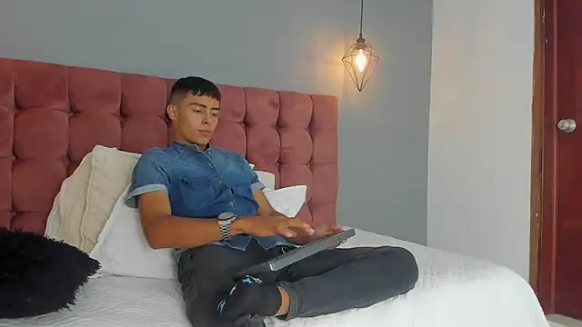 Snapshot of Bruno_fox chatting on June 17, 2026, 12:40 pm Bruno fox online show from June 17, 2026, 12:40 pm
