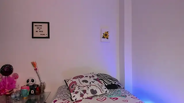 Snapshot of LauraToro_ chatting on November 28, 2025, 7:05 pm LauraToro online show from November 28, 2025, 7:05 pm