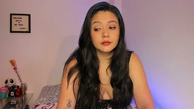 Snapshot of LauraToro_ chatting on November 29, 2025, 9:23 am LauraToro online show from November 29, 2025, 9:23 am