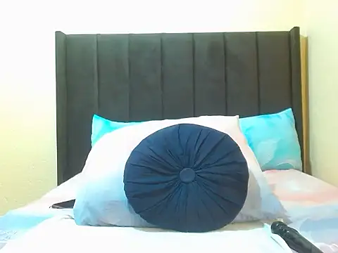 Snapshot of NaughtyLuux12 chatting on June 12, 2026, 5:45 pm NaughtyLuux12 online show from June 12, 2026, 5:45 pm