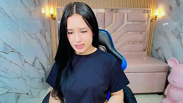 Snapshot of Aleja_r_ chatting on June 21, 2026, 12:19 pm Aleja r online show from June 21, 2026, 12:19 pm