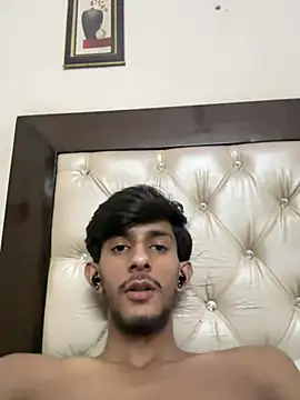 ronnnnn718 online show from June 12, 2026, 7:35 pm