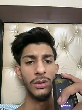 ronnnnn718 online show from June 19, 2026, 1:48 pm