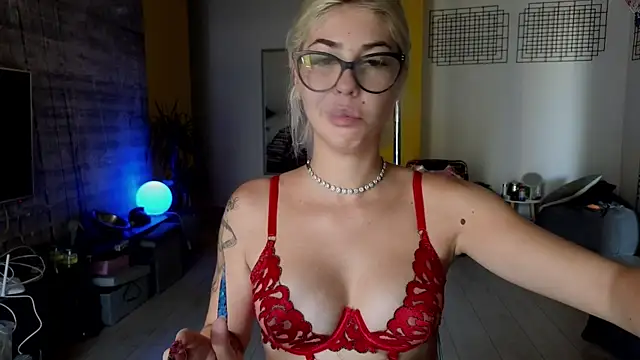 Snapshot of Sarahcamsx chatting on July 26, 2026, 8:32 am Sarahcamsx online show from July 26, 2026, 8:32 am