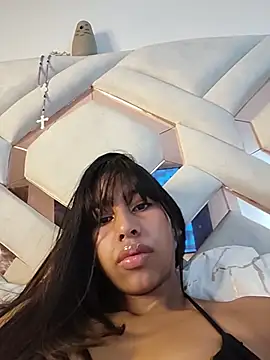 Snapshot of candylatina21 chatting on August 3, 2026, 1:16 pm candylatina21 online show from August 3, 2026, 1:16 pm