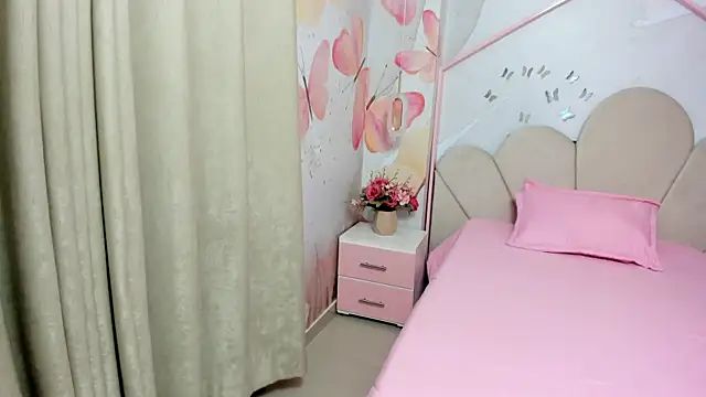 Snapshot of Millieskinny18 chatting on June 19, 2026, 3:00 am Millieskinny18 online show from June 19, 2026, 3:00 am