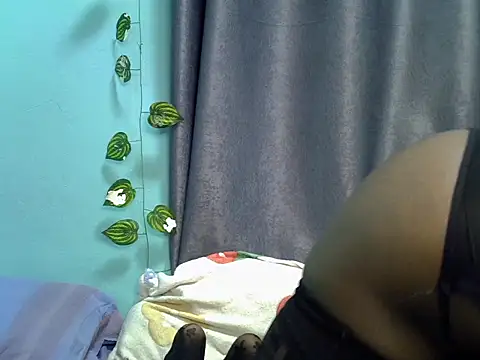 Snapshot of slit_quin chatting on July 6, 2026, 6:10 pm slit quin online show from July 6, 2026, 6:10 pm