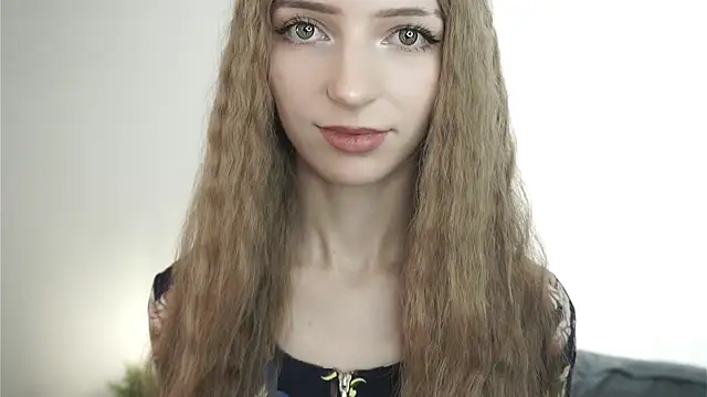 Snapshot of DeliaHoude chatting on June 15, 2026, 10:50 am DeliaHoude online show from June 15, 2026, 10:50 am