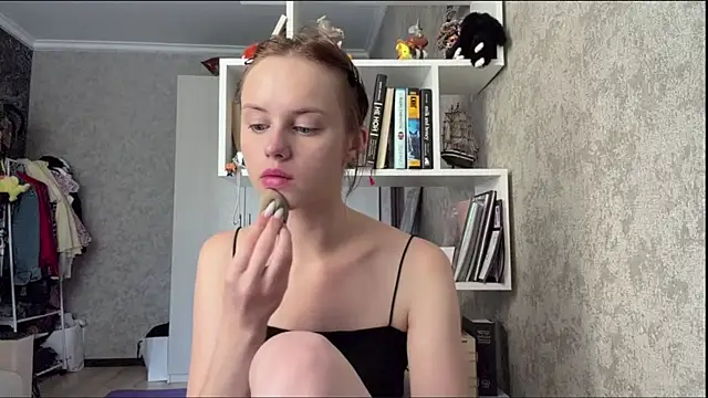 Snapshot of Mollybeans chatting on August 6, 2026, 12:29 pm Mollybeans online show from August 6, 2026, 12:29 pm