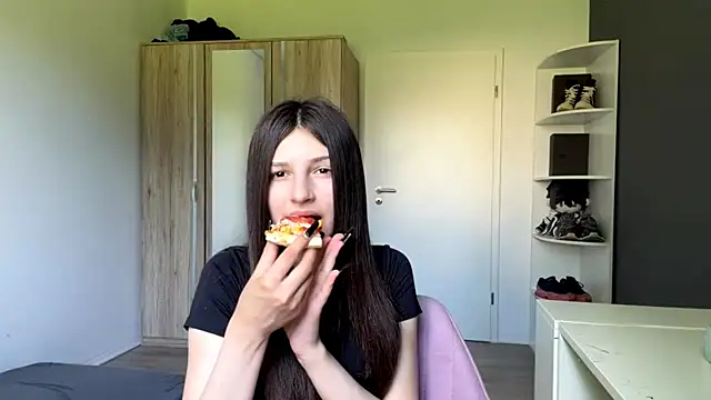 Snapshot of SpanishRooter chatting on June 22, 2026, 10:01 am SpanishRooter online show from June 22, 2026, 10:01 am