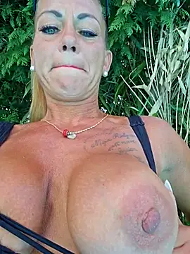 Snapshot of housewifebella chatting on July 14, 2026, 2:01 pm housewifebella online show from July 14, 2026, 2:01 pm