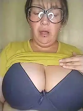 Snapshot of _Saraqueen-- chatting on June 17, 2026, 2:47 am Saraqueen-- online show from June 17, 2026, 2:47 am