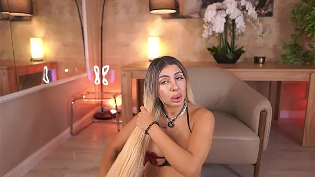 Snapshot of LucyyRosse chatting on July 13, 2026, 8:06 am LucyyRosse online show from July 13, 2026, 8:06 am