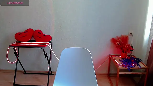 ElaraJons online show from July 29, 2026, 7:06 am