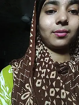 Snapshot of Simran_143 chatting on August 5, 2026, 4:32 pm Simran 143 online show from August 5, 2026, 4:32 pm