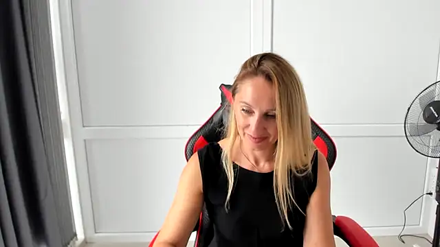 LilyDreamm online show from July 8, 2026, 12:53 pm