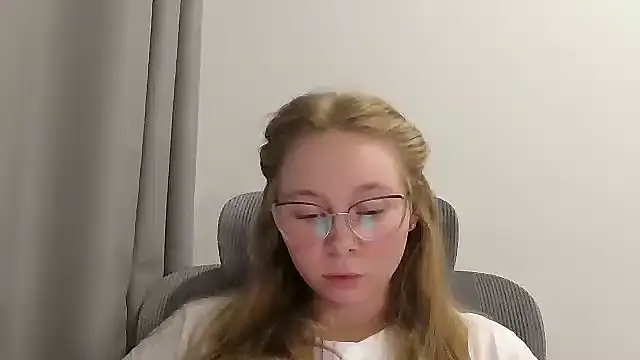 Snapshot of Vinelly chatting on June 23, 2026, 7:23 pm Vinelly online show from June 23, 2026, 7:23 pm