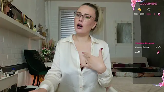 Snapshot of BeautyeyesLovely chatting on October 28, 2025, 1:58 pm BeautyeyesLovely online show from October 28, 2025, 1:58 pm