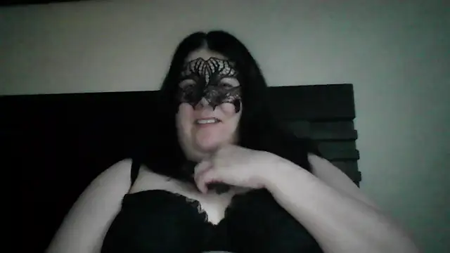 Snapshot of RavenRunee chatting on July 4, 2026, 3:35 am RavenRunee online show from July 4, 2026, 3:35 am