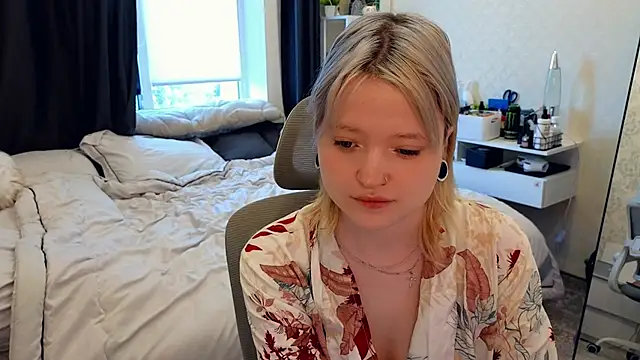 GlimmerGirl  online show from July 2, 2026, 2:22 am